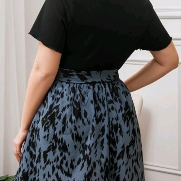 ADORABLE!! BELTED A-LINE DRESS!! - Picture 2 of 7